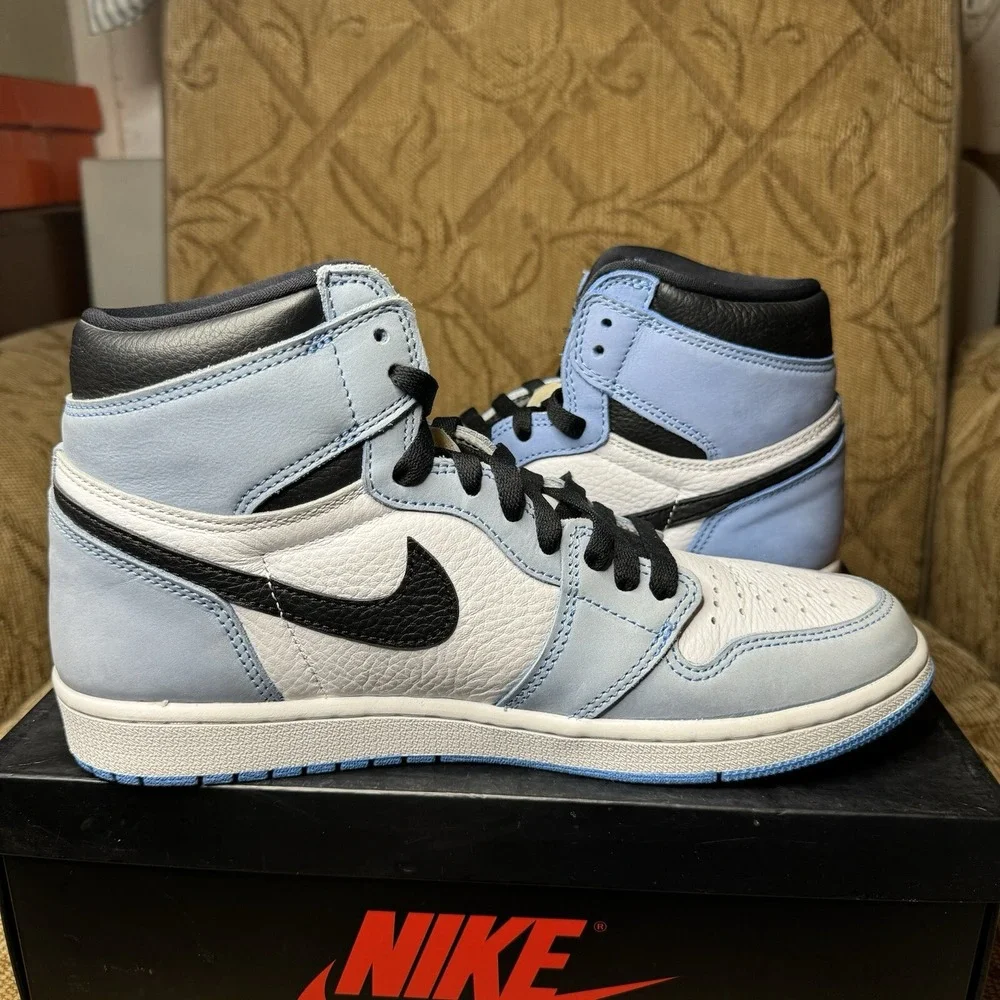 Jordan 1 High University Blue, Men's Size‎ 9.5 Left shoe faded